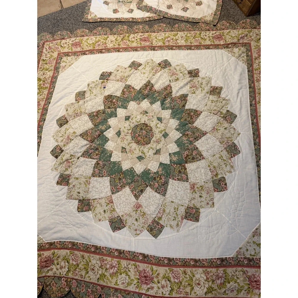 Vintage Floral Dahlia Patchwork Quilt Set Scalloped Edge Green Pink 3pc Queen